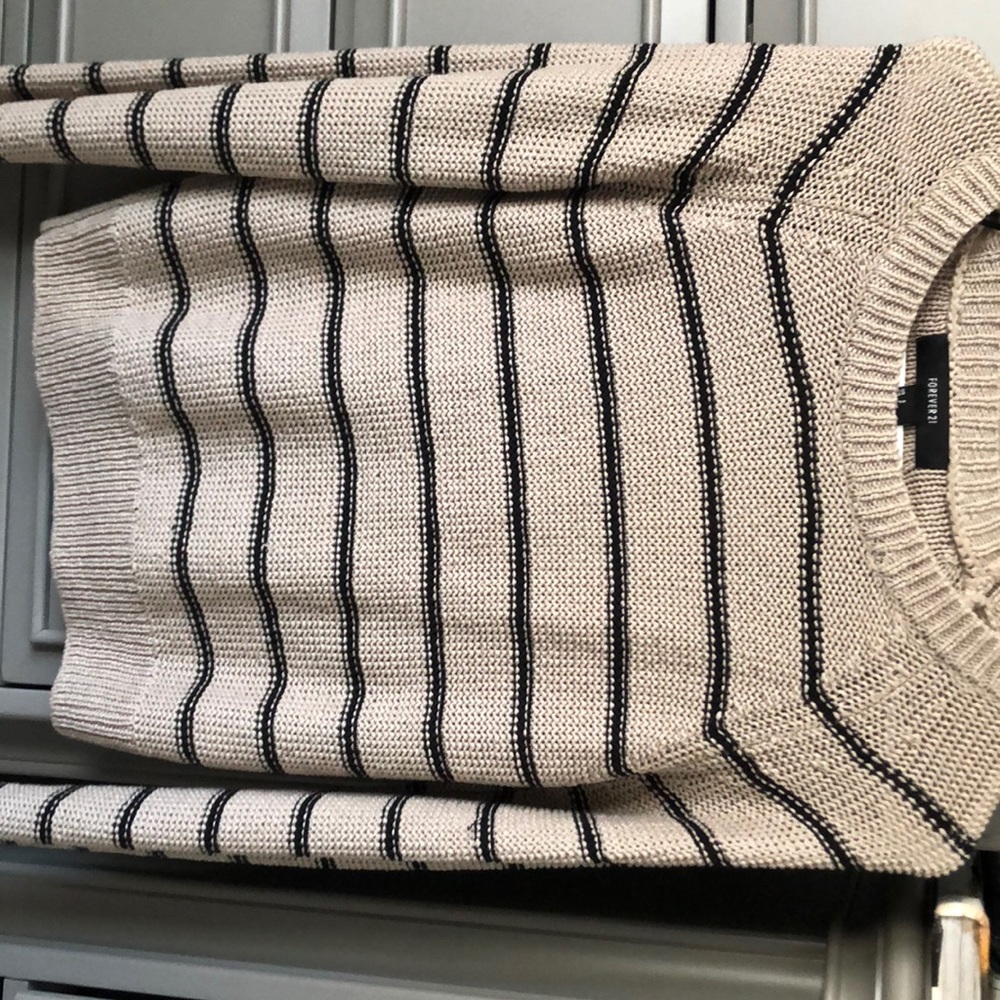 FOREVER 21 SWEATER SIZE SMALL
